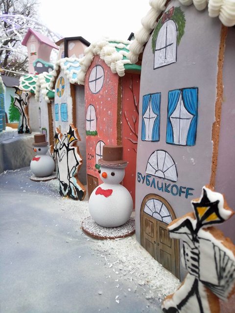 Снеговики в шляпах. Снаружи белые, как снег, а внутри шоколадные. Фото: culturemeter.od.ua