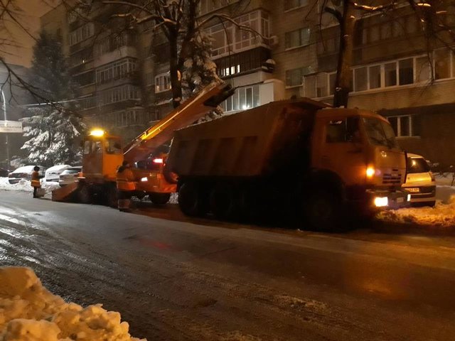 <p>У столиці працювали 276 одиниць спецтехніки. Фото: facebook.com/kievavtodor/</p>