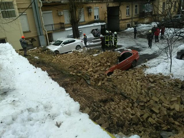 Причина обрушения стены пока выясняется. Фото: facebook.com/KARS.Kyiv
