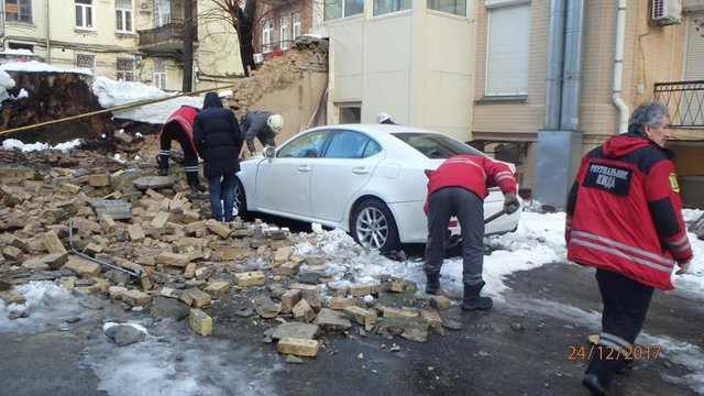 Причина обрушения стены пока выясняется. Фото: facebook.com/KARS.Kyiv