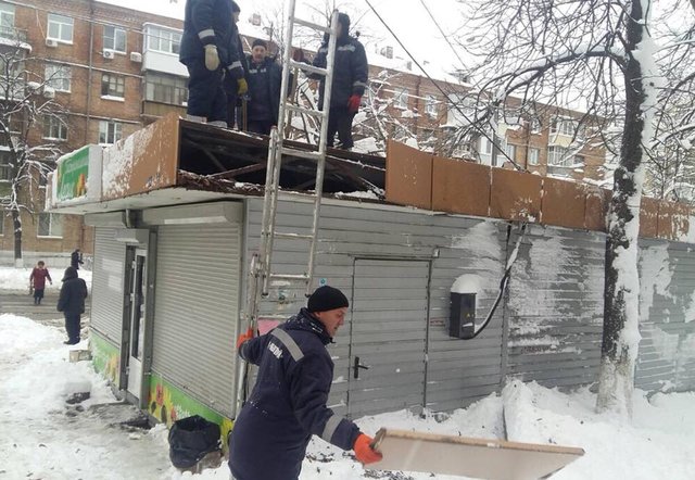 Демонтажные бригады КП убрали восемь незаконных временных сооружений. Фото: facebook.com/andreev.solomianka