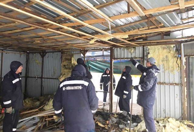 <p>Демонтажні бригади КП прибрали вісім незаконних тимчасових споруд. Фото: facebook.com/andreev.solomianka</p>