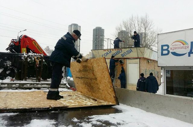 Демонтажные бригады КП убрали восемь незаконных временных сооружений. Фото: facebook.com/andreev.solomianka