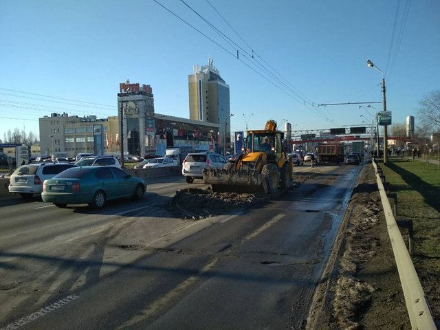 <p>Будівельну суміш довелося довго прибирати. Фото: facebook.com/kievavtodor</p>