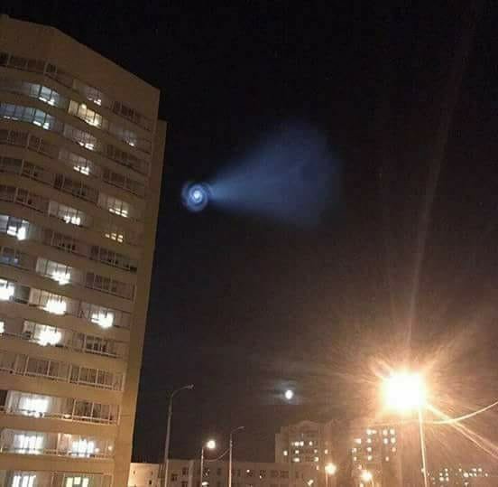 Странный летающий объект видели в разных местах. Фото: Facebook