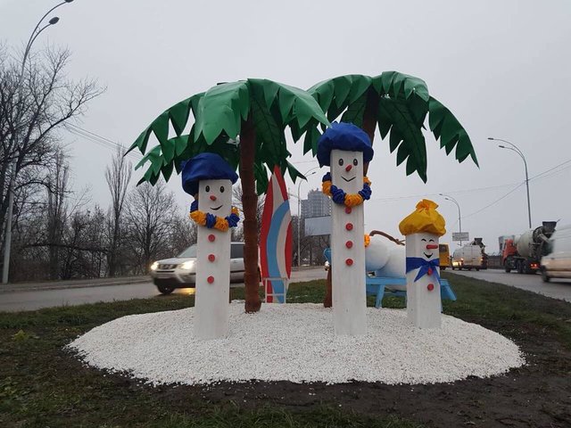 Снеговик под пальмами. Фото: КП по СЗН Днепровского района