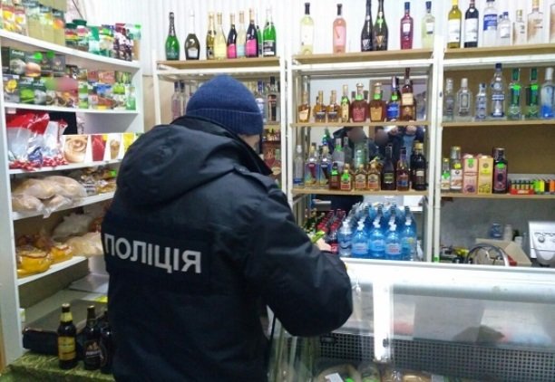Водку продавали в пластиковых бутылках. Фото: kyiv.npu.gov.ua