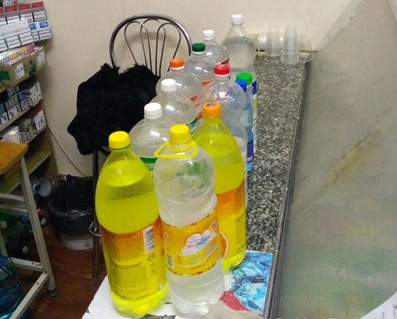 Водку продавали в пластиковых бутылках. Фото: kyiv.npu.gov.ua