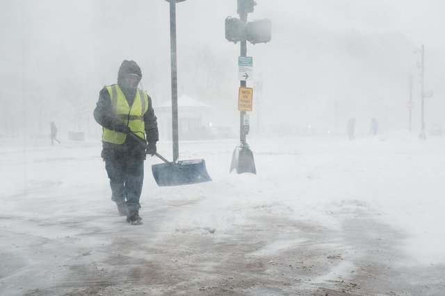 <p>Сніговий шторм в Бостоні. Фото: AFP</p>
