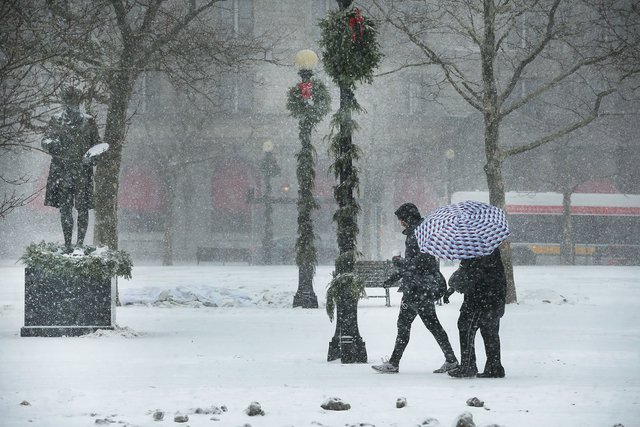 <p>Сніговий шторм в Бостоні. Фото: AFP</p>