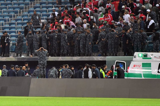 В Кувейте во время матча обрушилось стеклянное заграждение трибуны. Фото AFP