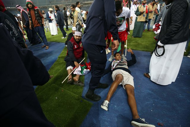 <p>У Кувейті під час матчу обрушилося скляне загородження трибуни.&nbsp;Фото AFP</p>