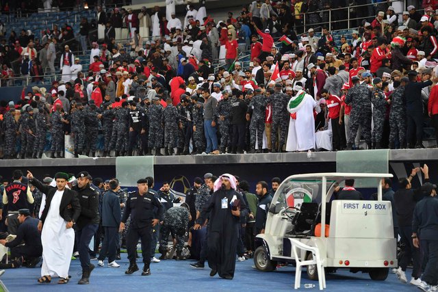 В Кувейте во время матча обрушилось стеклянное заграждение трибуны. Фото AFP