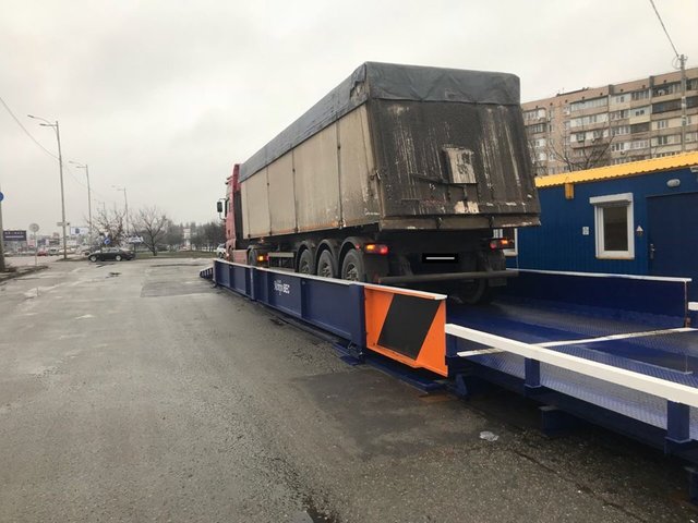 <p>Вантажівки зважують на в'їздах в місто. Фото: facebook.com/kyivroadservice</p>
