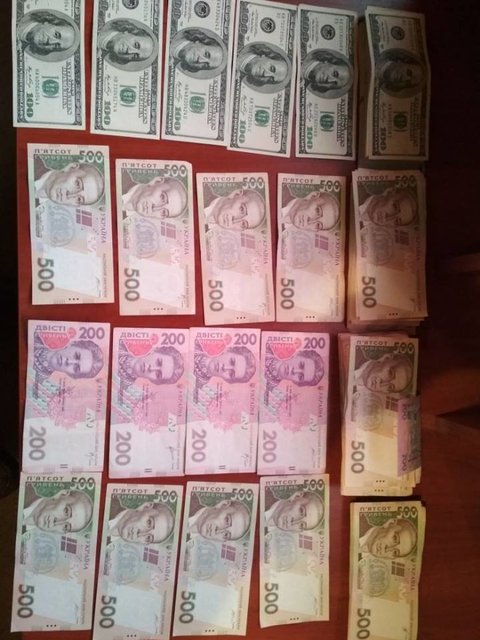 Мужчину и обнаруженные деньги передали полицейским. Фото: facebook.com/DPSUkraine