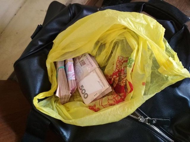 Мужчину и обнаруженные деньги передали полицейским. Фото: facebook.com/DPSUkraine