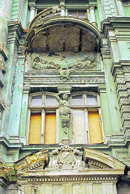 Декор. На фасаде — скульптуры и лепнина. Фото: П. Мордынская