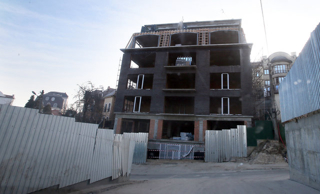 Многоэтажка. 7-этажный жилой дом строится в охранной зоне вплотную к ботсаду | Фото: Александр Яремчук