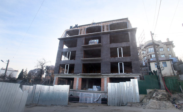 Многоэтажка. 7-этажный жилой дом строится в охранной зоне вплотную к ботсаду | Фото: Александр Яремчук