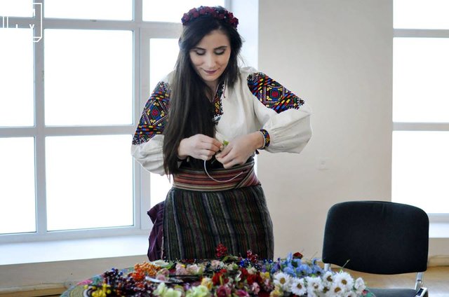 Руслана Данылив смастерила за три часа 227 веночков-обручей. Фото: facebook.com/nmiuu