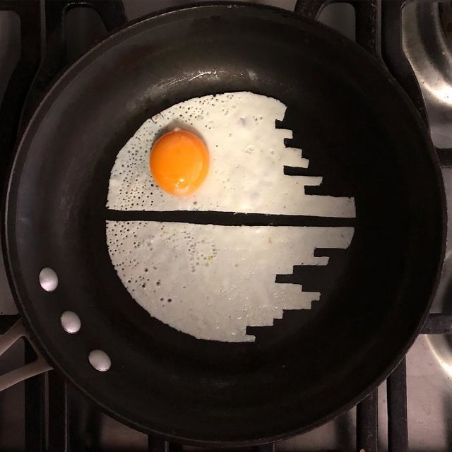 Картины из жареных яиц Фото: eggshibit