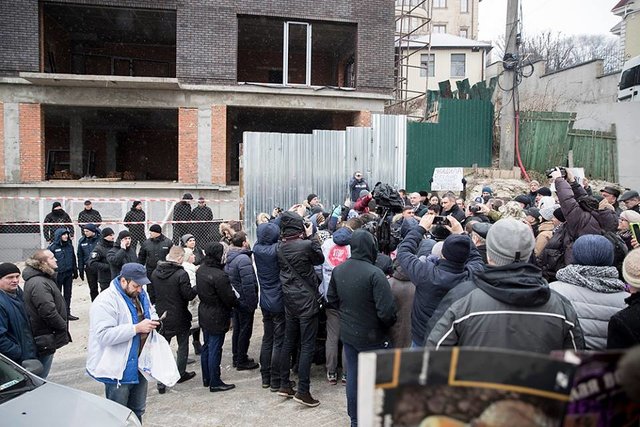 Представитель застройщика в присутствии прокурора Киева и главы столичной полиции заявил о прекращении строительства. Фото: facebook.com/merkieva