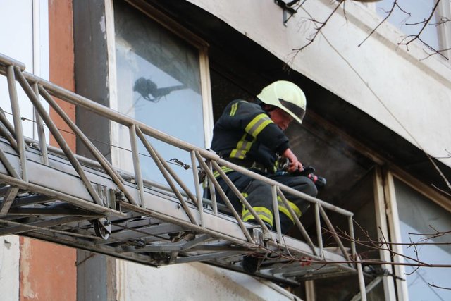 <p>Причини виникнення пожежі встановить слідство. Фото: facebook.com/DSNSKyiv</p>