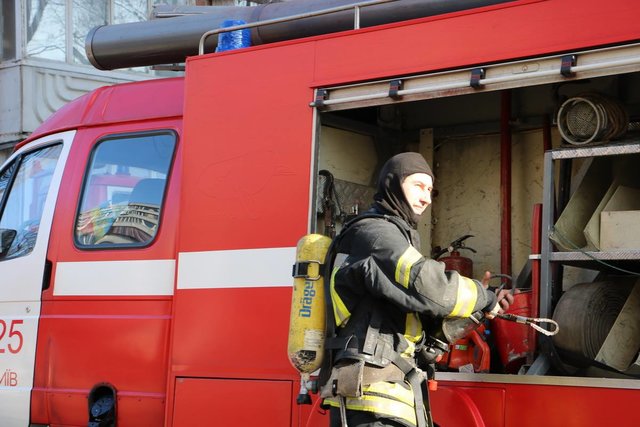 <p>Причини виникнення пожежі встановить слідство. Фото: facebook.com/DSNSKyiv</p>