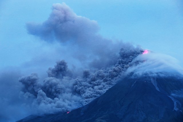 <p>На Філіппінах людей масово евакуюють через загрозу виверження вулкана. Фото: AFP</p>