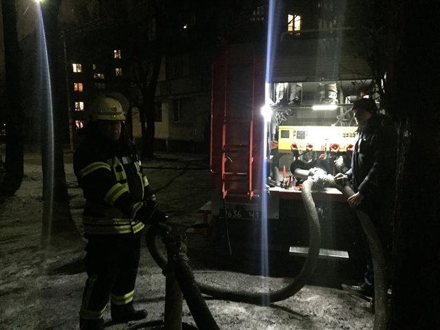 Пожарные спасли трех человек из квартиры, где возникло возгорание. Фото: facebook.com/DSNSKyiv