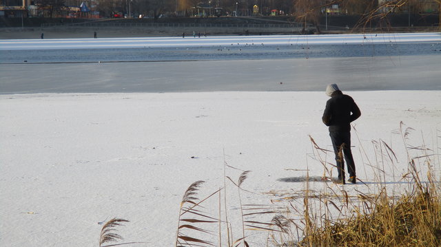 Лед часто неплотно соединяется с берегом. Фото: pleso.org