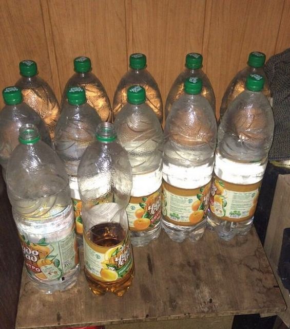 Оперативники изъяли около 450 литров суррогатного спиртного. Фото: kyiv.npu.gov.ua