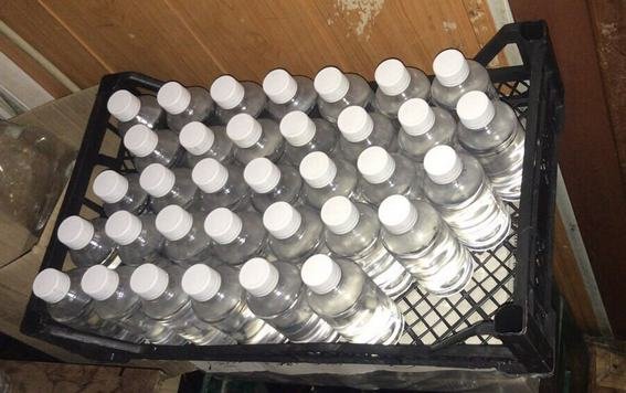 Оперативники изъяли около 450 литров суррогатного спиртного. Фото: kyiv.npu.gov.ua