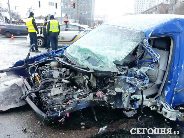 Авто врезалось в столб. Фото: Иван Белоцерковский