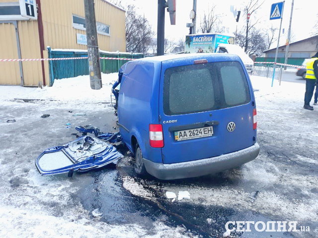 Авто врезалось в столб. Фото: Иван Белоцерковский