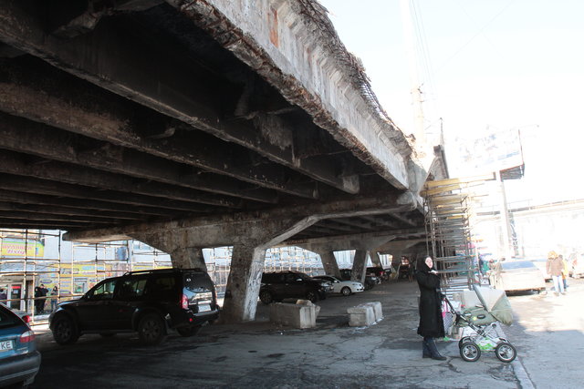 Шулявский путепровод. Под мостом снова паркуются отчаянные автомобилисты и ходят пешеходы | Фото: Григорий Салай