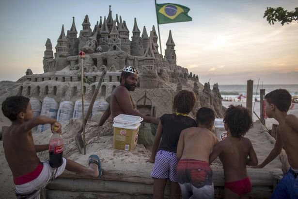<p>Бразилець живе на пляжі. Фото: ladbible</p>