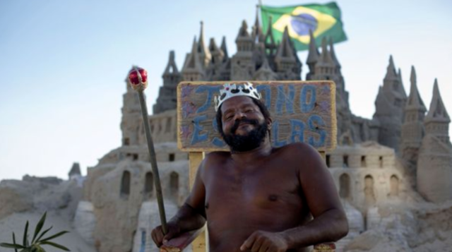 Бразилец живет на пляже. Фото: ladbible