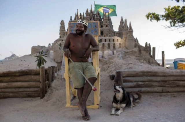 <p>Бразилець живе на пляжі. Фото: ladbible</p>