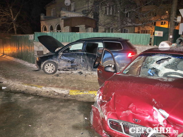 В аварии пострадало два человека. Фото: А. Ракитин
