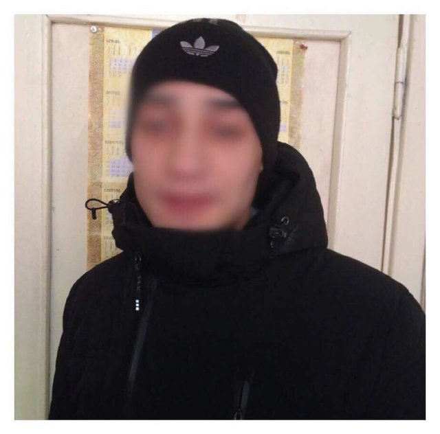 Мужчина в черном шарфе и шапке угрожал пистолетом продавщице. Фото: Дмитрий Ценов