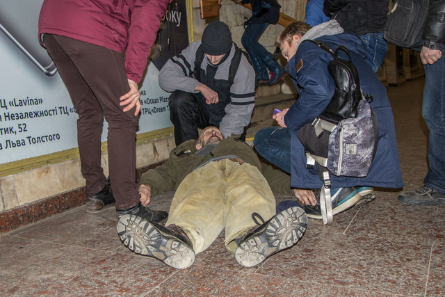 Мужчине стало плохо в метро. Фото: kiev.informator.ua