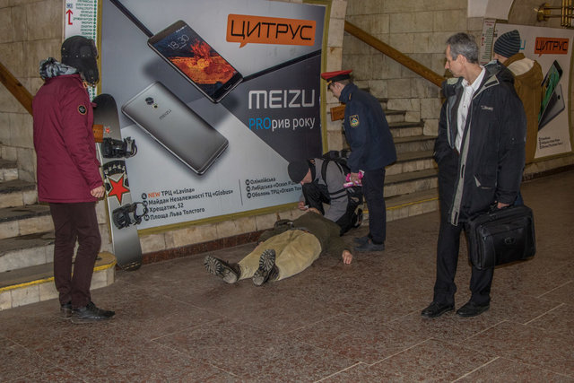 <p>Чоловікові стало зле в метро.&nbsp;Фото: kiev.informator.ua</p>