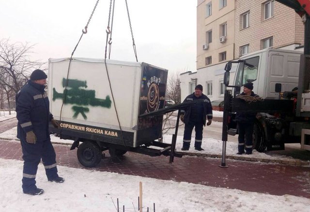 <p>Демонтажні бригади КП і підрядники прибрали 19 незаконних тимчасових споруд. Фото: facebook.com/andreev.solomianka</p>