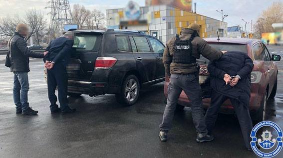 <p>Чиновника АТ &laquo;Київводоканал&raquo; і двох посередників затримали на хабарі. Фото: Департамент захисту економіки</p>