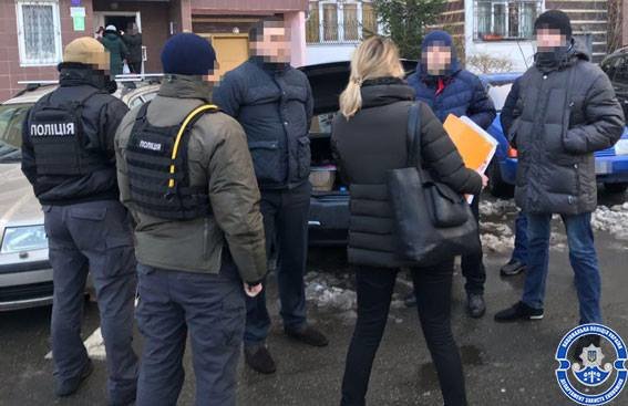 <p>Чиновника АТ &laquo;Київводоканал&raquo; і двох посередників затримали на хабарі. Фото: Департамент захисту економіки</p>