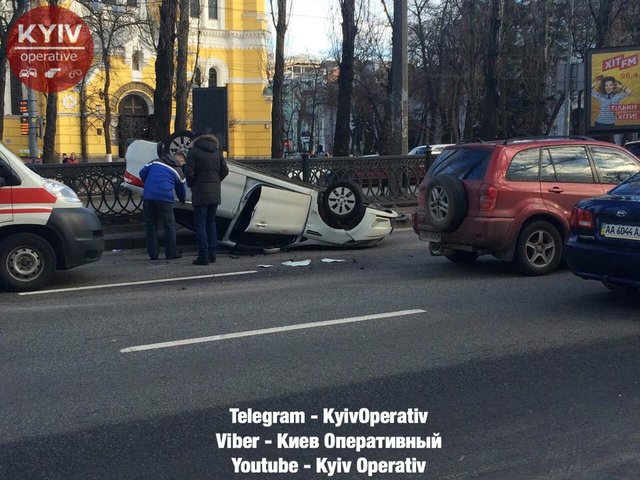 Авто перевернулось Фото: facebook.com/KyivOperativ