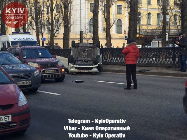 Авто перевернулось Фото: facebook.com/KyivOperativ
