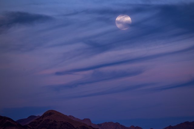 Блакитний Місяць в світі. Фото: AFP