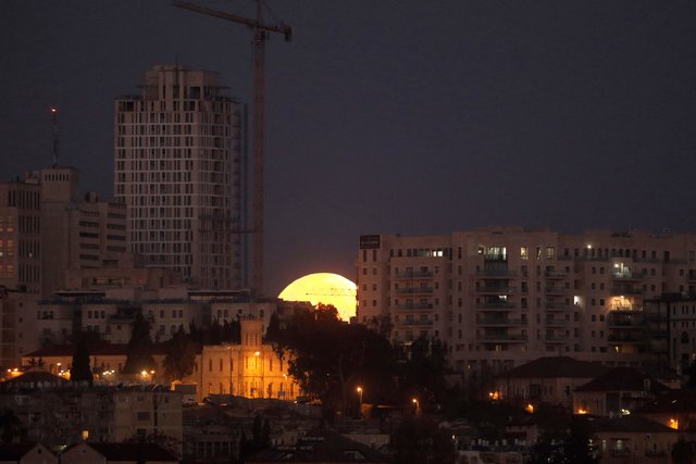 Голубая Луна в мире. Фото: AFP